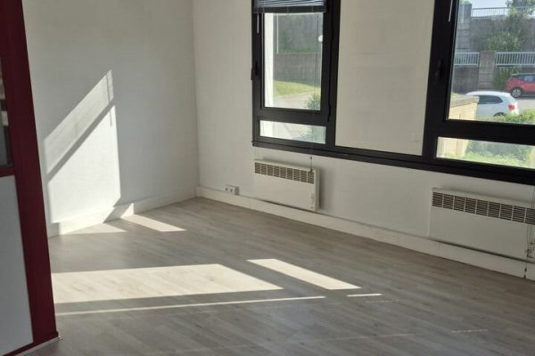 Bureaux à louer – 134,50 m² – Ecole Valentin – photo 2