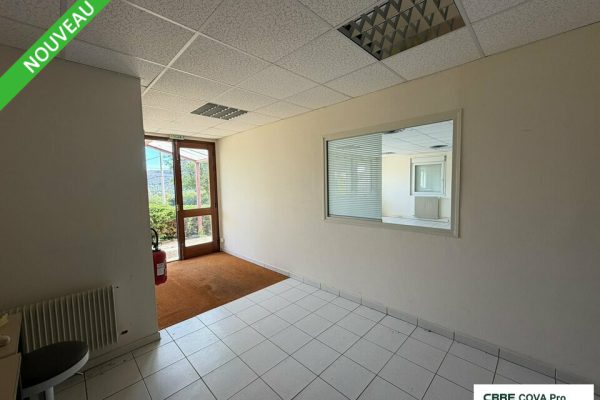 Bureaux à louer – 120 m² – Thise – photo 4