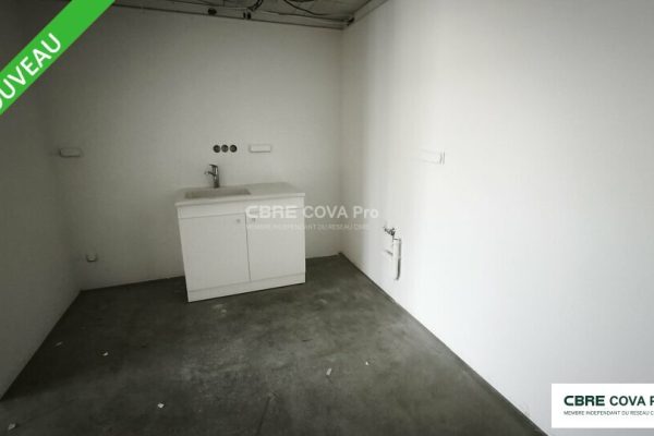 Local commercial à louer – 470,82 m² – Franois – photo 5